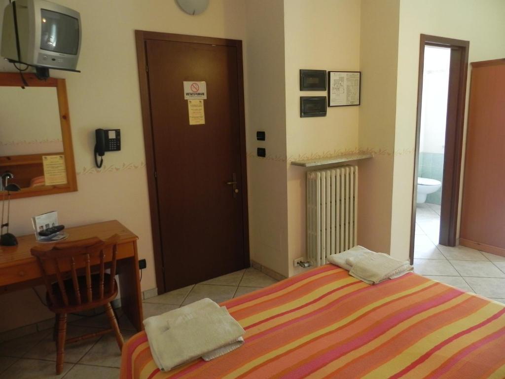 Hotel Ristorante Belsito Borgo San Dalmazzo Oda fotoğraf